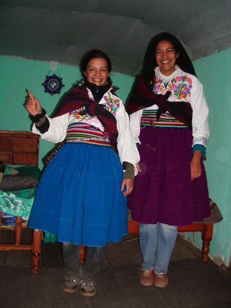 auf der Insel Amantaní - Anne und Nadja verkleiden sich wie die Einheimischen