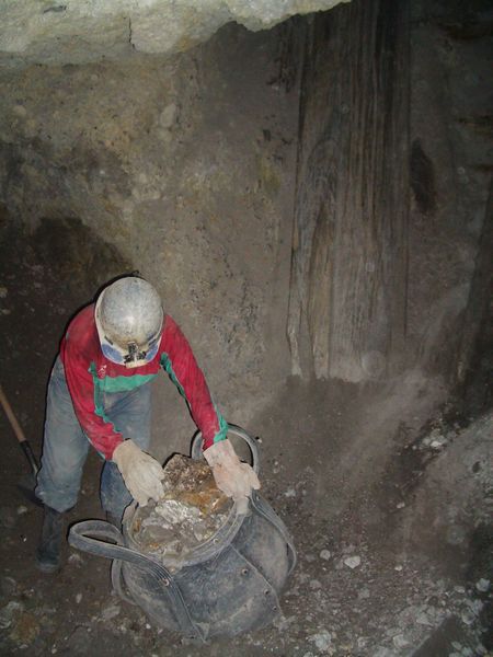 Potosí - Handwerker fuellen die Taschen mit Gestein