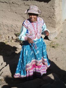 eine Peruanerin in traditioneller Kleidung