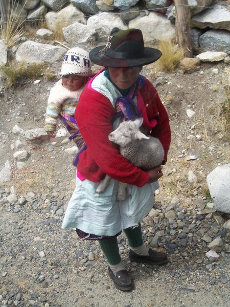 Indiofrau mit Kind und Lamm