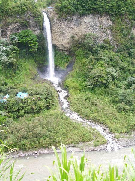 Manto de la Novia - einer der vielen Wasserfaelle zwischen Baños und Puyo