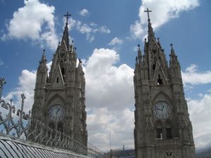 Quito - in der Basílica konnte man sogar hoeher als die Kirchenuhr steigen