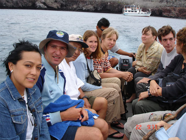 auf den Galapagos - die ganze Truppe im Boot
