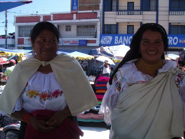 am Otavalo-Markt - zwei scheue Indiofrauen