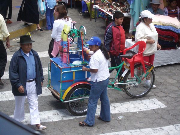am Otavalo-Markt - eine Eiscrashmaschine