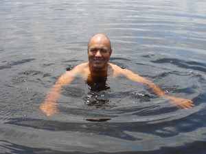 auf der Dschungeltour - Luis beim schwimmen