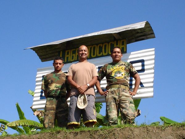 auf der Dschungeltour - Luis mit zwei Militaerleuten