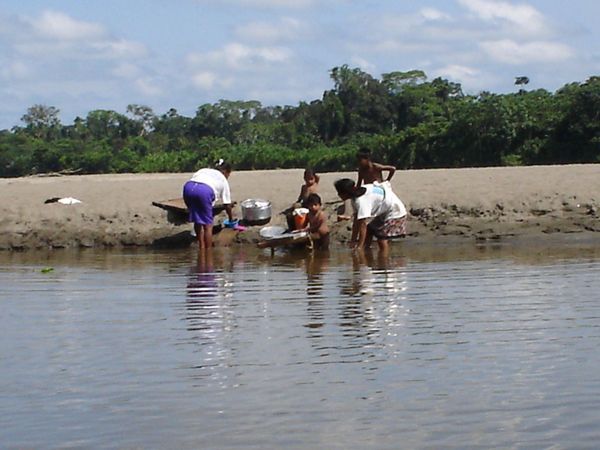auf der Dschungeltour - Indígenas beim abwaschen