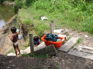auf der Dschungeltour - Kinder beim spielen und waschen