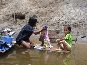 auf der Dschungeltour - Kinder beim Waesche waschen