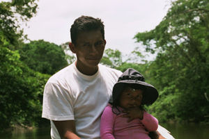 auf der Dschungeltour - ein scheues Maedchen mit ihrem Vater
