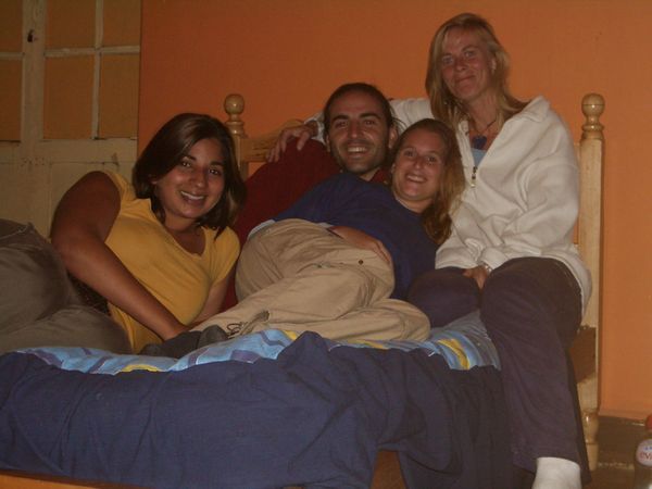 Quito - Kuschelstunde mit Bo, Tanya und Javier :-)
