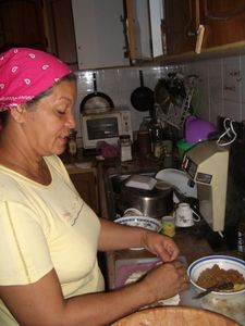 Cumaná - Carmen beim Fruehstueck zubereiten
