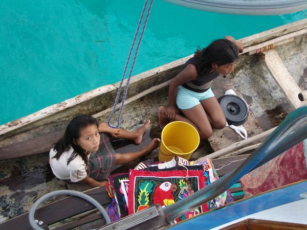 Bootstrip - San Blas Inseln - Kuna's verkaufen ihre Artesanías