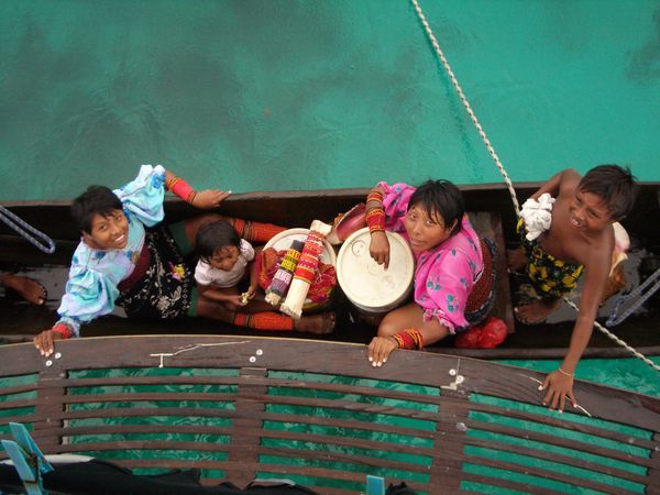 Bootstrip - San Blas Inseln - Kuna's verkaufen ihre Artesanías