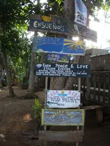 Small Corn Island - diverse Schilder von Hostals