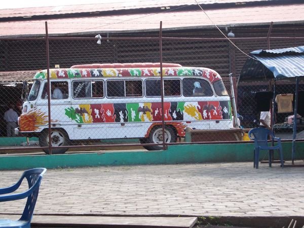 San Carlos - bunt bemalter Bus