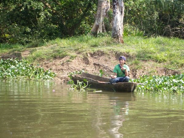 auf dem Rio San Juan - ein Junge am fischen
