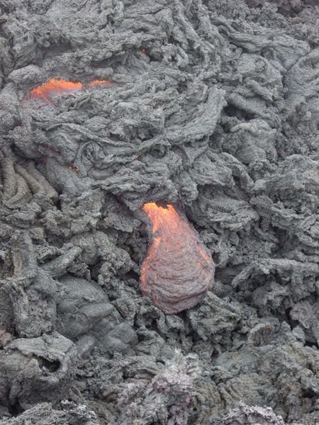 Vulkan Pacaya - Lava stroemt aus dem Vulkan