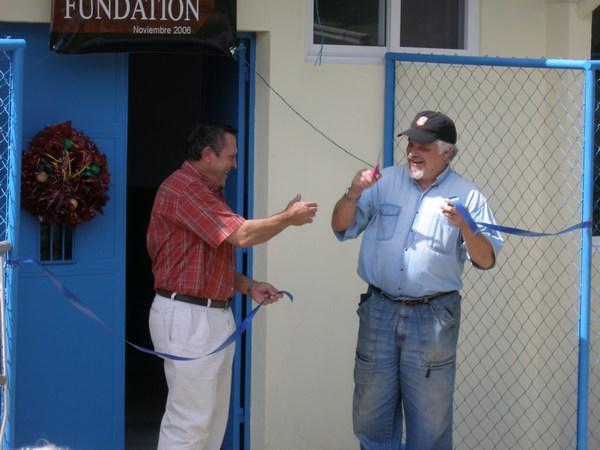 Woody cutting the ribbon on the new Fundi Niños building