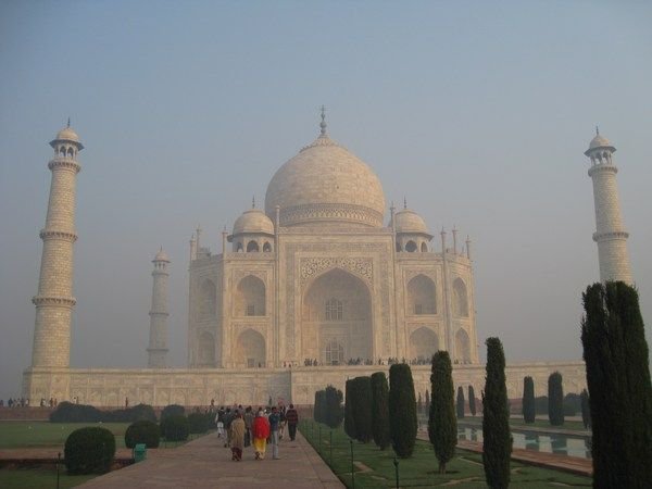 Crowds move toward the Taj