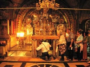 People line up to pray under the alter in the Sepulhre
