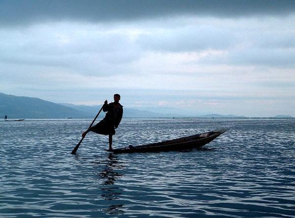 The leg rowers of Inle