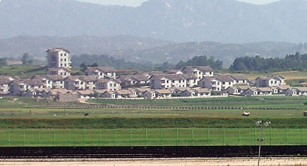 KijÅng-dong, Propoganda Village