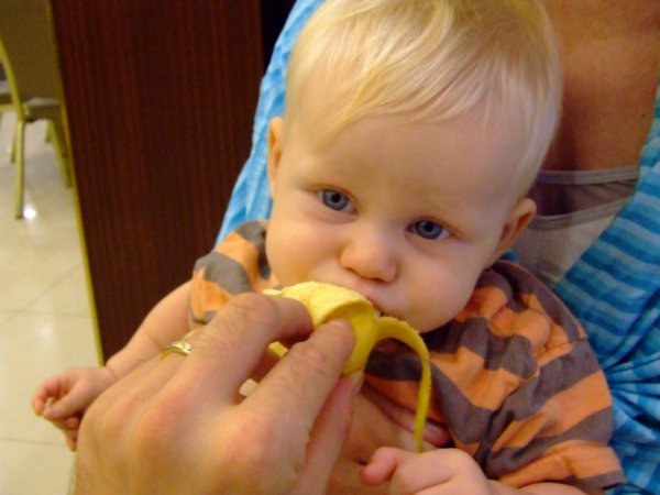 Kiva eating his banana