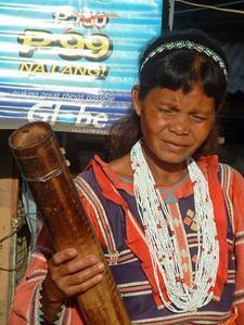 Teksalog women with musical instrument