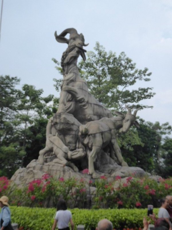 5 Rams statue 