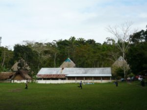 Der Sportplatz nahe Rio Dulce