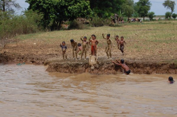 Enfants dans la boue