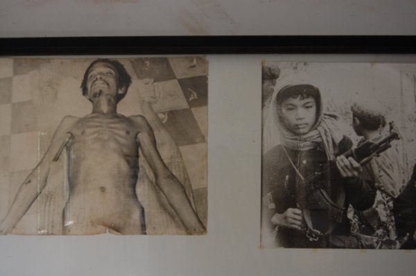 Soldat Khmer veille que le peuple meurt de faim