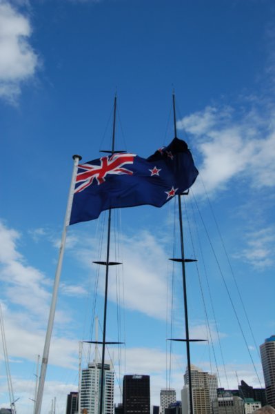 Les deux bateaux sont de retour au port mais c'est le drapeau New Zealand qui flotte