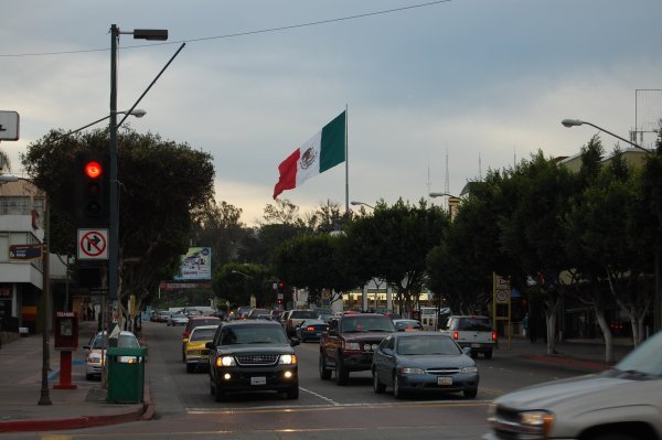 Le drapeau mexicain flotte sur la ville de Tijuana