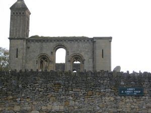 Glastonbury Abbey, where Arfur is.