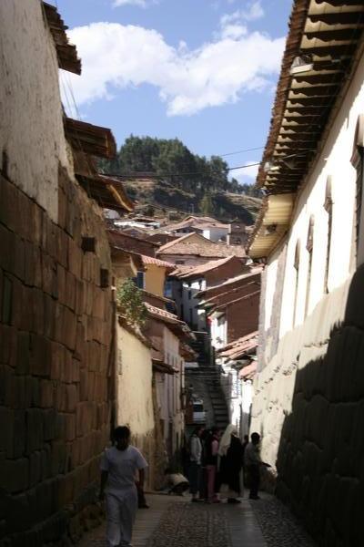 narrow streets of cusco