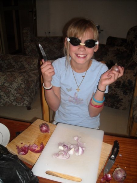 Vasara chopping onions
