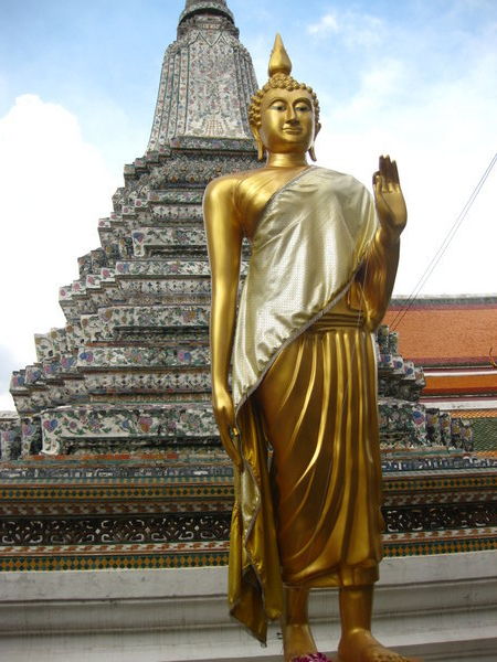 un bouddha debout