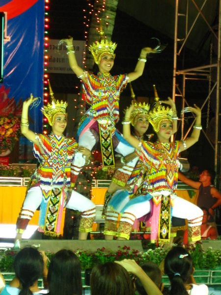 danse traditionnelle thailandaise lors du Loy Krathong