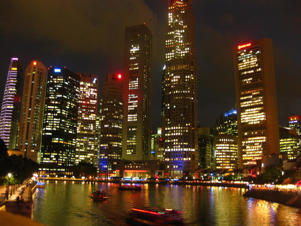 Vue de nuit sur le quartier des affaires de Singap