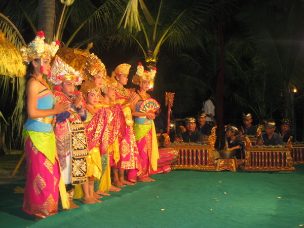 danse traditionnelle indonésienne