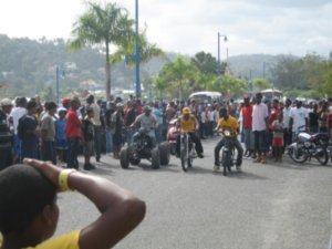 Une course de moto sur la rue principale, Samana