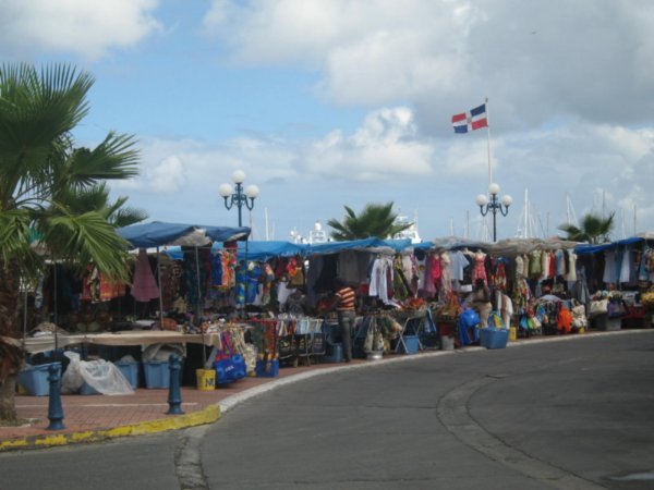 Marché de linge sur la rue principale, baie Marigot, Saint-Martin