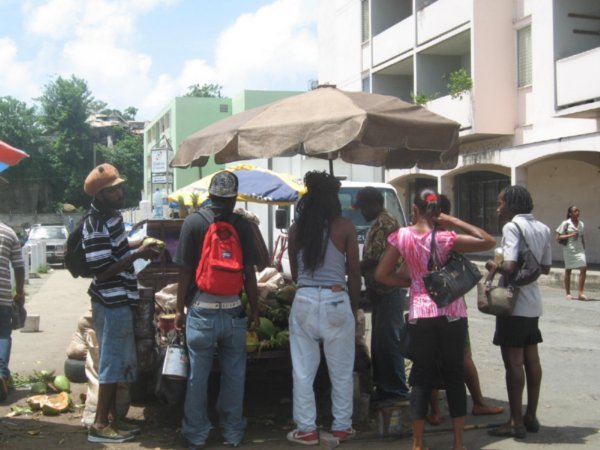Vendeur de cocos sur la rue, Castries, Sainte-Lucie