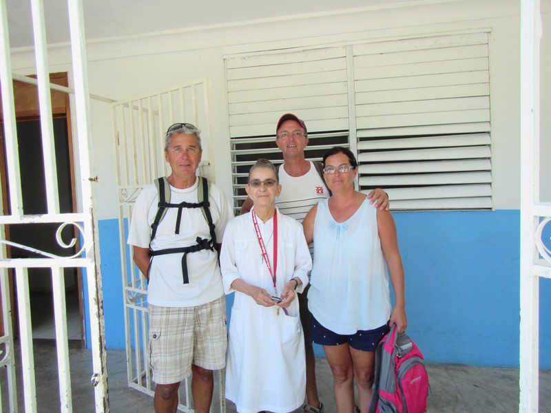 Soeur Flora, Jean et nos copains du voilier Oceana 1, Aline et Luc, lors d'une visite de l'orphelinat.