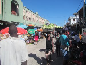 Le marché, sur la rue.