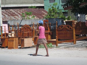 Les meubles se vendent sur la rue, poussière incluse.