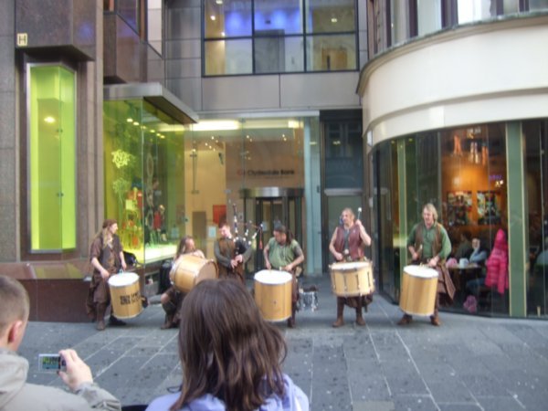 eine Highland Band mit Dudelsack und BÃ²drhan (Trommel) in Buchanan Street gleich neben dem Starbucks ;)